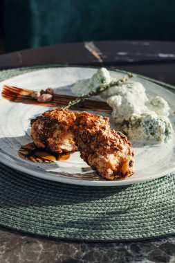 Fıstıklı tavuk budu ve brokoli sosu. Sağlıklı diyet yemekleri.