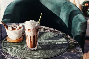 Fincanda lokum olan tiramisu tatlısı. Krem şantili sıcak içecek. Kafede Avrupa tatlısı.