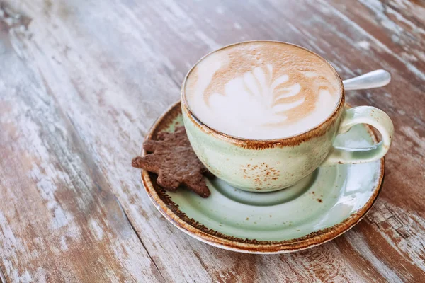 Koffie Blauwe Beker Houten Tafel Cafe Met Verlichting Achtergrond — Stockfoto