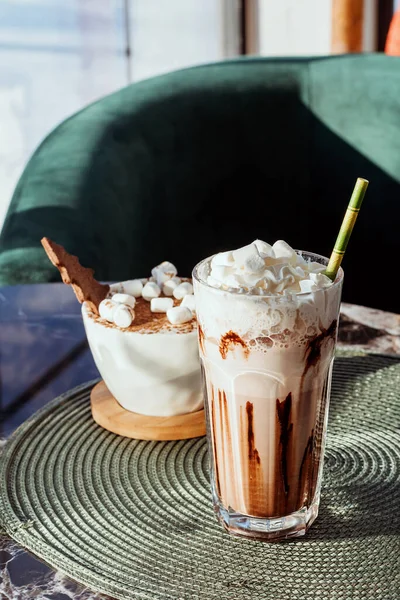 Cam gagalı kakao. Krem şantili sıcak içecek..