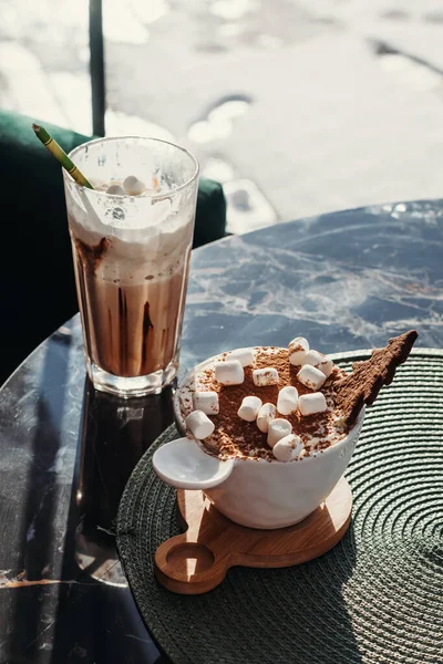 用杯子里的棉花糖做甜点 咖啡中的欧洲甜点 — 图库照片
