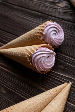 Şekerlemeli gözleme külahları. Yukarıdan bak. Yaratıcı düz alan, kopyalama alanı.