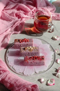 Pembe arka planda vejetaryen peyniri vejetaryen çocuklar için tatlı. Şekersiz konsept.