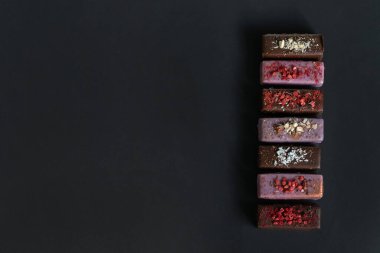 Vejetaryen peyniri, vejetaryen çocuklar için tatlı. Şekersiz konsept. Metin için yer, siyah arkaplan.