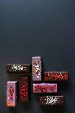 Siyah arkaplandaki kesikte tatlı. Vejetaryen peyniri, vejetaryen çocuklar için tatlı. Şekersiz konsept. Metin için yer.