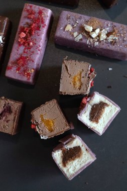 Siyah arkaplandaki kesikte tatlı. Vejetaryen peyniri, vejetaryen çocuklar için tatlı. Şekersiz konsept.