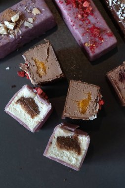 Siyah arkaplandaki kesikte tatlı. Vejetaryen peyniri, vejetaryen çocuklar için tatlı. Şekersiz konsept.