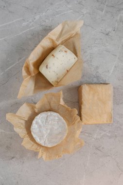 Gri beton arka planda ev yapımı taze peynir..