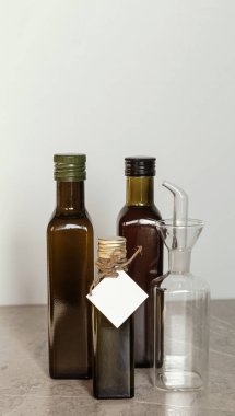 Yeniden kullanılabilir siyah cam şişe. Çevre dostu ambalaj yeniden kullanılabilir. Sıfır atık.