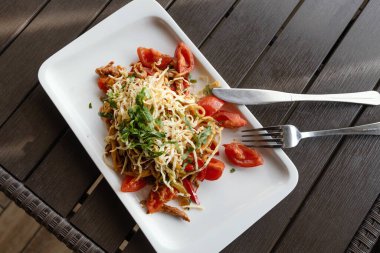 Lahana ve etli Asya salatası. Baharatlı doğu yemekleri..