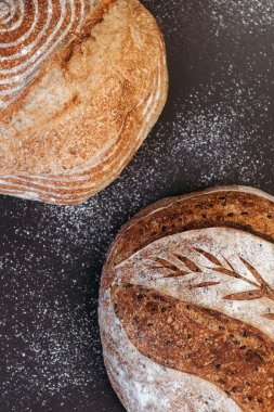 Taze pişmiş ev yapımı çavdar ekmeği..