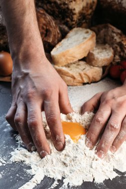 İnsan ekmek için hamur hazırlar, glütensiz ve hayvansal ürünler olmadan. Ekmek, glütensiz ve hayvansal ürünler olmadan.