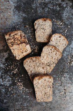 Dilimlenmiş vegan ekmeği, glütensiz ve hayvansal ürünler olmadan. Ekmek, glütensiz ve hayvansal ürünler olmadan.