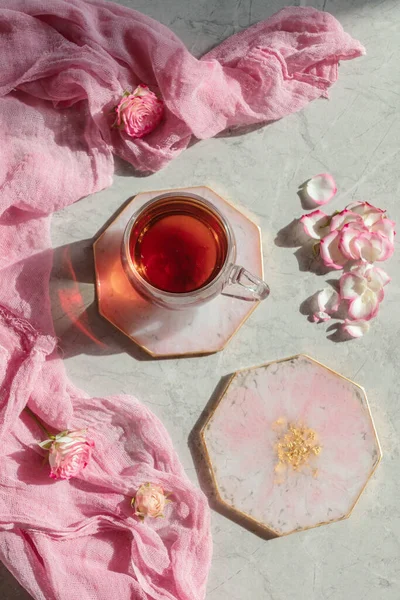 Epoksi reçine pembe yuvarlak tabaklar. Reçine sanatı. Üst manzara, düz uzanma.