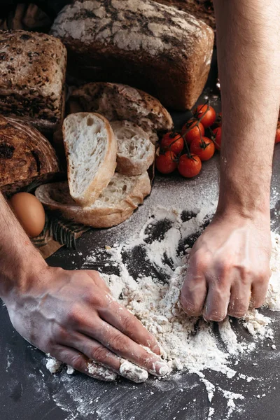 İnsan ekmek için hamur hazırlar, glütensiz ve hayvansal ürünler olmadan. Ekmek, glütensiz ve hayvansal ürünler olmadan.
