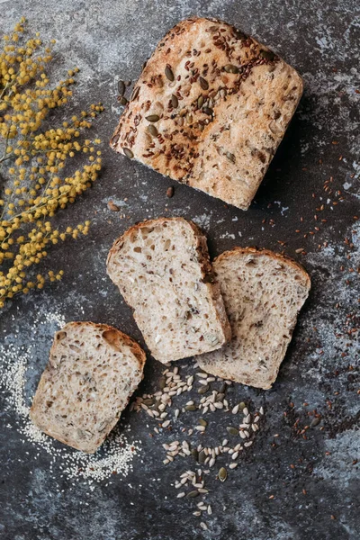 Dilimlenmiş vegan ekmeği, glütensiz ve hayvansal ürünler olmadan. Ekmek, glütensiz ve hayvansal ürünler olmadan.