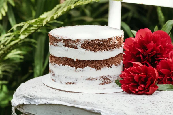 Semi Naked Wedding Cake Sponge Cake Flowers — Fotografia de Stock