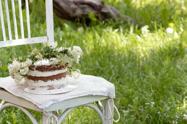 Halbnackte Hochzeitstorte Biskuitkuchen Mit Blumen — Stockfoto