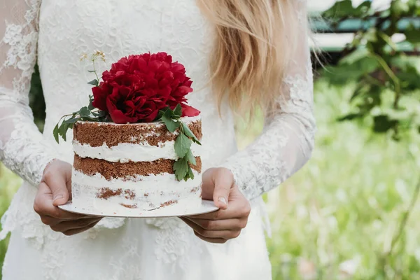 Red Peonies Cake Bride Wedding Dress Holding Beautiful Delicious Wedding — Fotografia de Stock