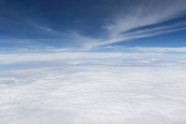 Beyaz bulutların nefes kesici manzarası ve ince sirrus bulutlarıyla mavi gökyüzü..