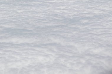 Yumuşak dokusu ve yumuşak beyaz renkleri olan karlı bir yüzeye yakın çekim