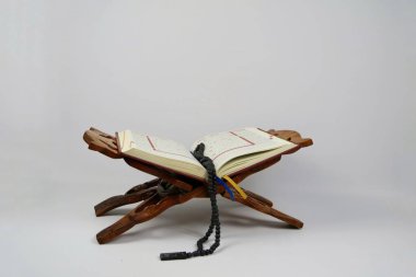 Renkli Tasbih ve Yer İmleriyle Tahta Dualar standı üzerine Kur 'an Aç. Ramazan ve İslami kavram.