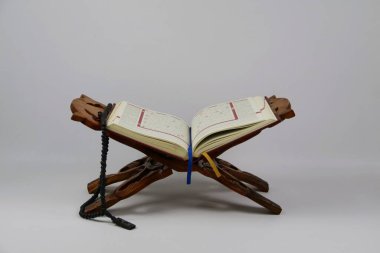 Renkli Tasbih ve Yer İmleriyle Tahta Dualar standı üzerine Kur 'an Aç. Ramazan ve İslami kavram.