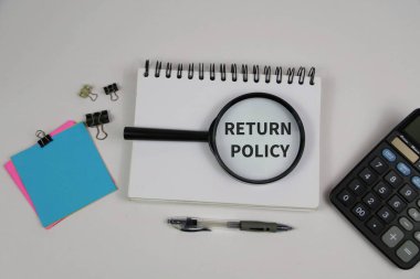 Not Defteri, Büyüteç, Hesap Makinesi ve Ofis Malzemeleri ile İade Politikası Konsepti