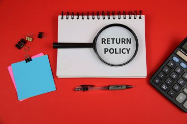 Kırmızı Arkaplanda Not Defteri, Büyüteç, Hesap Makinesi ve Ofis Malzemeleri Konsepti