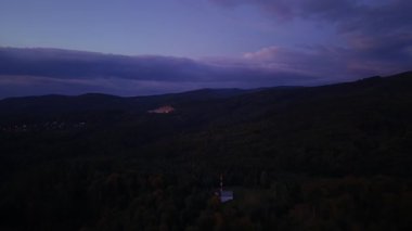 Ormanın üzerinde güzel bir gün batımı