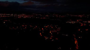 Görkemli Detaylarla Gökyüzünden Güzel Aydınlanmış Şehir Sokaklarının Hava Gecesi Görünümü