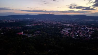 Dağın üstünde güzel bir gün batımı