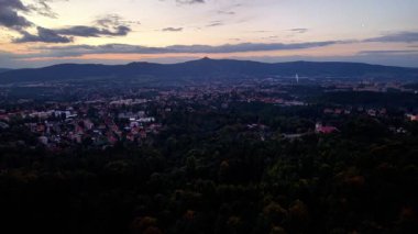 Göz kamaştırıcı bir hava manzarası alacakaranlık döneminde güzel ve manzaralı bir manzarayı gösteriyor.