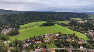 Havadan bakıldığında yemyeşil tarlalar ve büyüleyici evler çevreyi sarar.
