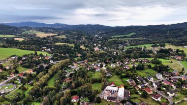 Nefes kesici hava manzarası canlı kırsal bölgeyi ve büyüleyici köyü güzel bir vadide gösteriyor..