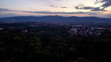 Nefes kesici bir alacakaranlık sahnesi hem kentsel hem de doğal manzaraların ahenkli karışımını güzel bir şekilde gösteriyor.
