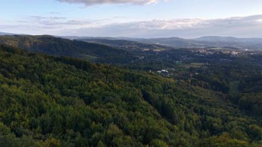 Çarpıcı hava görüntüleri açık mavi gökyüzünün altında nefes kesici yeşil tepeleri ve güzel vadileri yakalıyor.