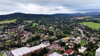 Sersemletici hava manzarası, bereketli tepelerde ve canlı yeşil tarlalarda gizlenmiş pitoresk bir köyün cazibesini yakalıyor.