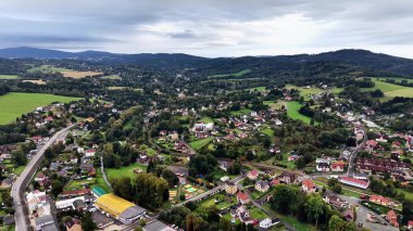 Bereketli yeşil tepeler ve geniş tarlalar arasında kurulmuş nefes kesici bir köy sunan nefes kesici bir hava manzarası.