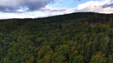 Nefes kesen hava manzaraları yoğun ormanlar ve çarpıcı güzellikteki gökyüzünün altında yuvarlanan tepeler sergiliyor.