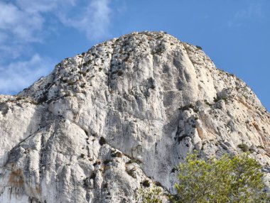 Nefes kesici bir manzara her tarafı el değmemiş doğayla çevrili yüksek, engebeli bir kayalık zirve sergiliyor.