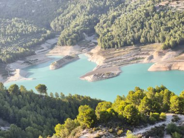 Burada büyüleyici bir hava manzarası var. Huzurlu bir su deposunu sergiliyor. Etrafı yemyeşil, canlı bir orman manzarasıyla çevrili.