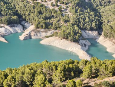 Canlı yeşillikler ve kayalık kıyılarla kucaklaşan dingin bir gölün nefes kesici hava manzarasıyla gözleriniz bayram etsin.