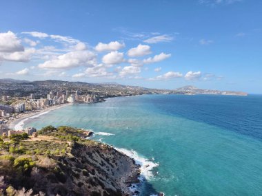 Deniz kıyısının havadan görünüşü ve arka plandaki plaj.