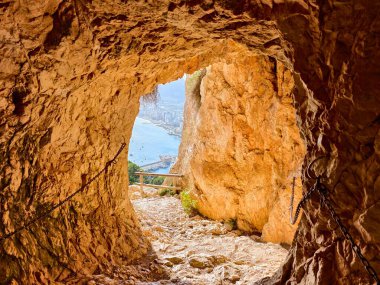 Arkadaki dağların güzel manzarası