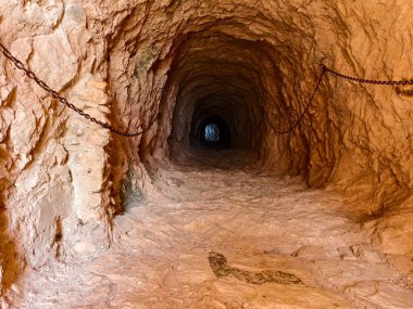 Mağaradaki eski ahşap kapı