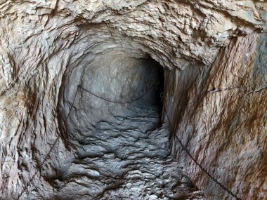 Eski mağaranın yeraltı kuyusu