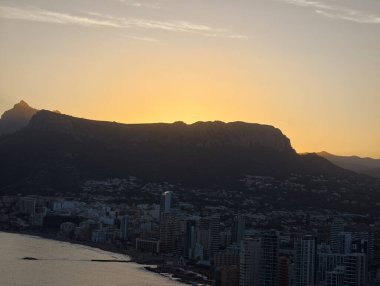 Denizin üzerinde güzel bir gün batımı