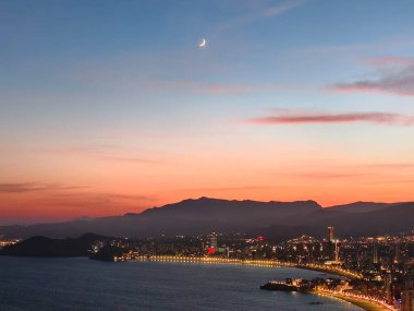 Denizin üzerinde gün batımı