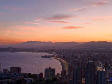 Denizin üzerinde güzel bir gün batımı.